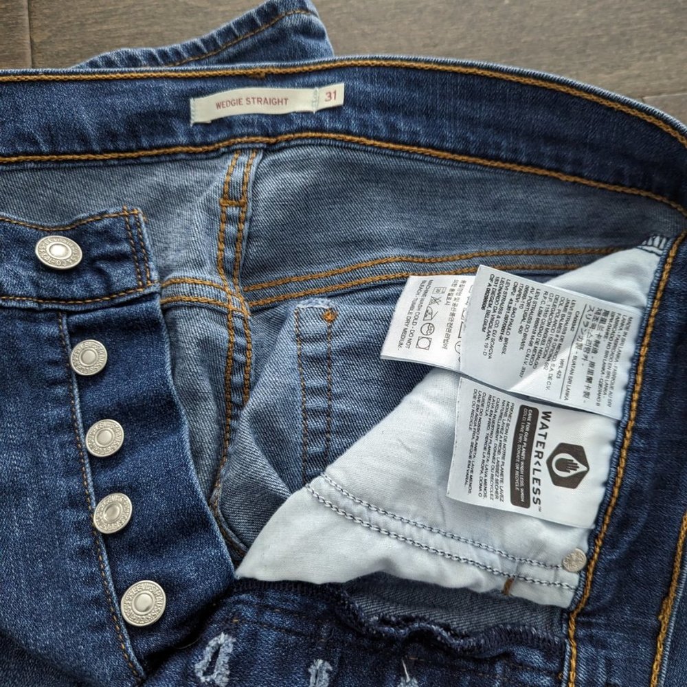 Levi's Wedgie Straight Fit , high waist, button fly, cropped jeans, size 31